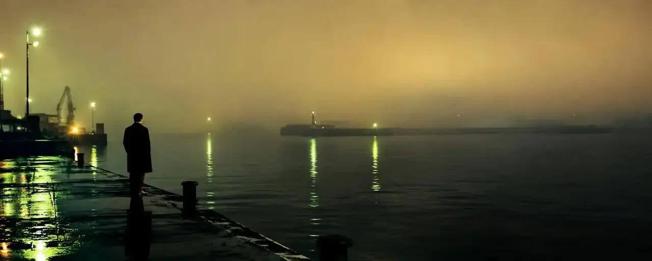 探案短剧专题封面：雨夜港口仓库与一扇亮着橙光的窗